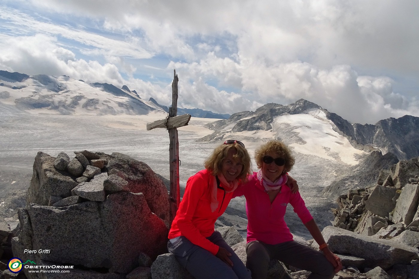 96 Alla crocetta di vetta di Punta Venerocolo (3323 m) con Pian di neve.JPG